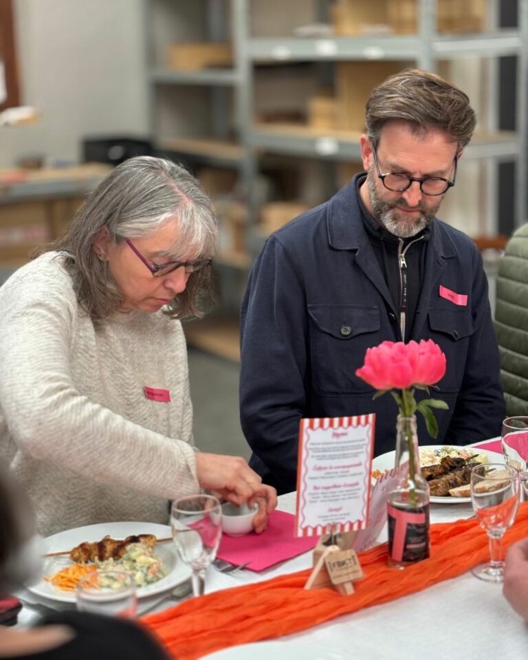 photo ou l'on voit 2 de nos clients professionnel à table entrain de moudre leur poivre