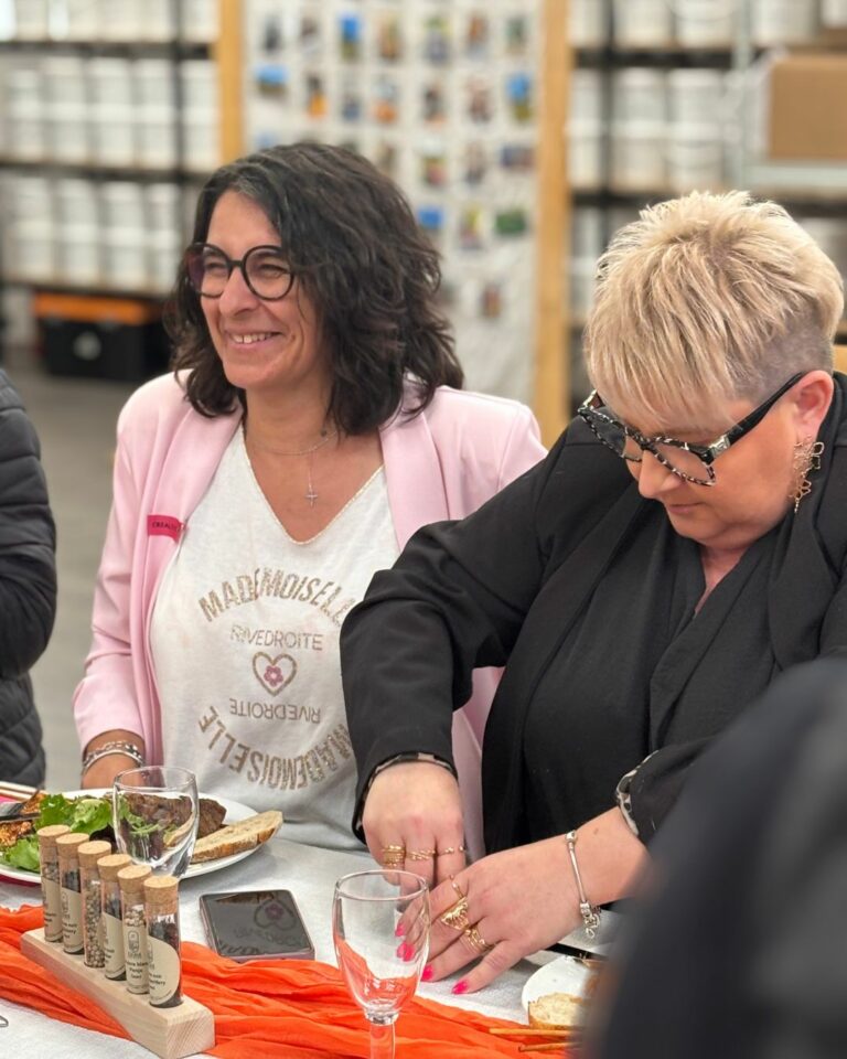 photo ou l'on voit 2 de nos clients professionnel à table entrain de rire