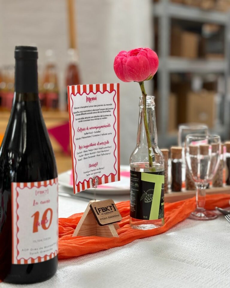la table du repas de midi de notre journée d'anniversaire, ou l'on voit le menu ainsi que la bouteille de vin étiqueté 10 ans FBKT